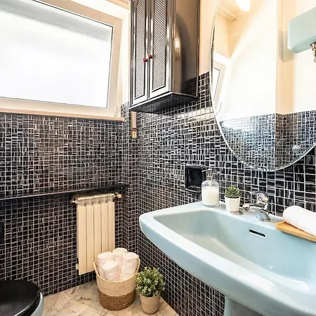 Bright 2 Min From Metro Station