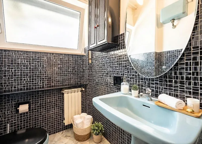 Bright 2 Min From Metro Station